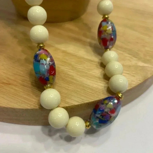 VTG WHITE MULTI COLOR CONFETTI LUCITE COLORFUL GRADUATED BEAD GOLDTONE NECKLACE - Picture 2 of 7